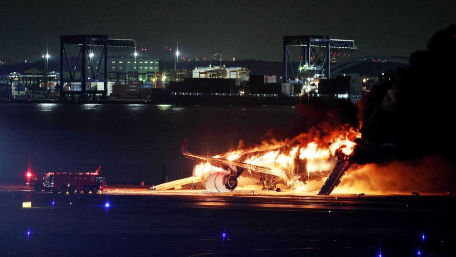 Japan Plane Accident: Two planes collided on the runway during landing, passengers frightened after seeing the flames; See the horrifying scene in pictures